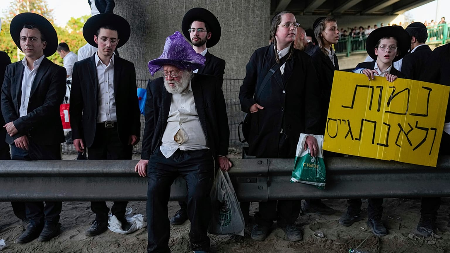 Protesta de judíos ultraortodoxos el lunes 1 de abril cerca de Bnei Brak, Israel