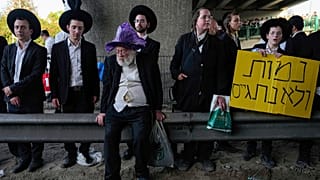 Protesta de judíos ultraortodoxos el lunes 1 de abril cerca de Bnei Brak, Israel