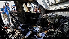 Un grupo de personas inspecciona el lugar del ataque israelí a los trabajadores de World Central Kitchen en Deir al-Balah, Franja de Gaza, el martes 2 de abril de 2024.