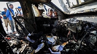Un grupo de personas inspecciona el lugar del ataque israelí a los trabajadores de World Central Kitchen en Deir al-Balah, Franja de Gaza, el martes 2 de abril de 2024.