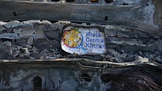 Die gepanzerten Wagen des Hilfskonvois sind nach dem Luftangriff ausgebrannt.