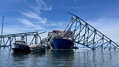 A ponte Francis Scott Key caída em Baltimore e o navio que a atingiu, o Dali.