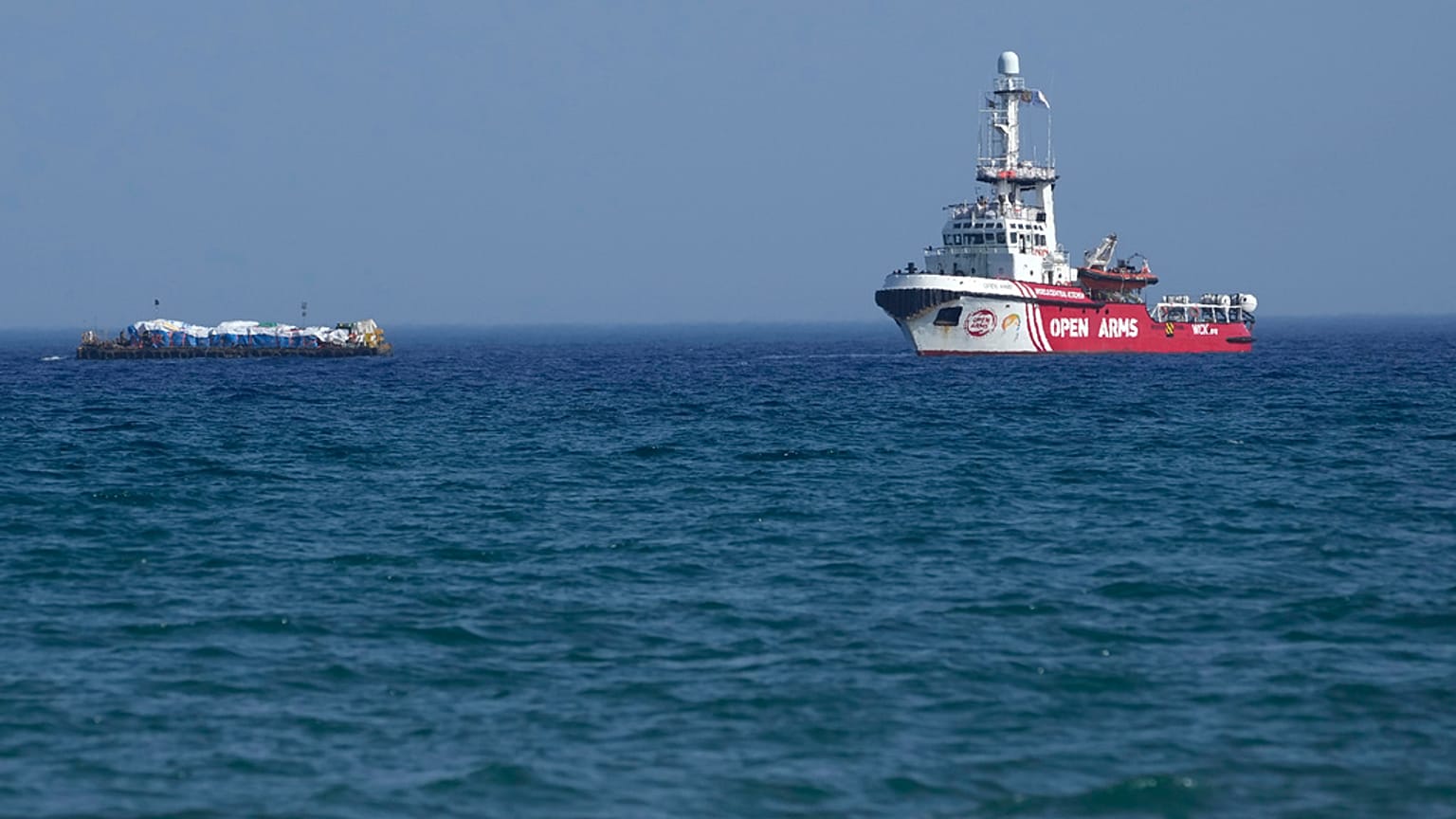 Güney Kıbrıs'ın Larnaka Limanı'ndan hareket eden yardım gemisi, Gazze'ye gıda malzemeleri götürmüştü
