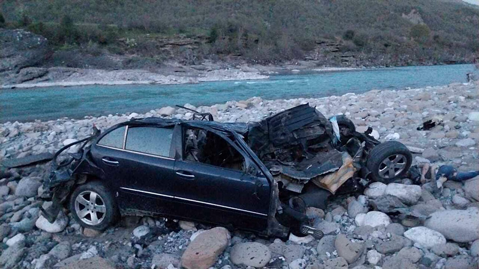 Imagen del vehículo siniestrado que cayó al río Vjosa a unos 240 kilómetros al sudeste de Tirana, capital de Albania.