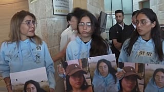 أهالي النساء الرهينات في غزة يدلون بشهاداتهم أمام لجنة البرلمان الإسرائيلي.