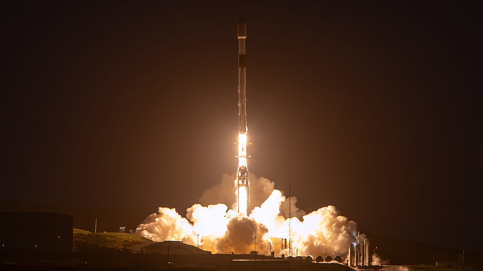 El cohete Falcon 9 durante el lanzamiento.