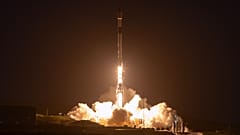 El cohete Falcon 9 durante el lanzamiento.