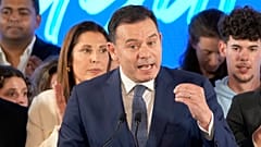 ARCHIVO: LuÍs Montenegro, líder de la Alianza Democrática de centro-derecha y nuevo primer ministro de Portugal, celebra su victoria electoral en Lisboa el pasado marzo