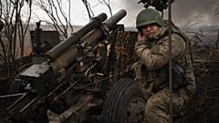 Ukrainische Soldaten der 71. Jägerbrigade feuern eine Haubitze M101 auf russische Stellungen an der Front in der Nähe von Awdijiwka, Region Donezk, Ukraine, 22.02.2024. 