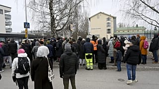Familiares de alumnos de la escuela integral de Viertola esperan para ingresar a la escuela, en Vantaa, Finlandia, el martes 2 de abril de 2024.