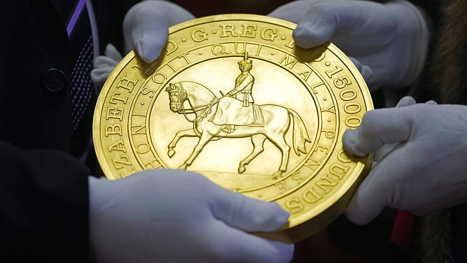 Moneda de oro de 15 kilogramos producida para celebrar el Jubileo de Platino de la difunta Reina Isabel II. 