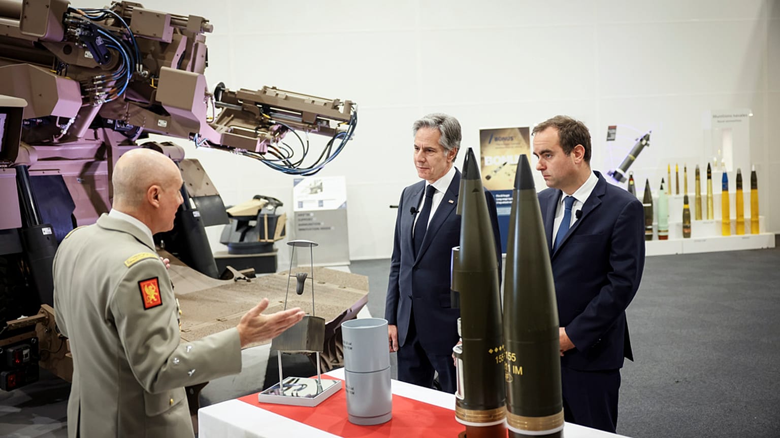 Antony Blinken e Sébastien Locornu visitaram fábrica de armamento