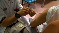 Инъекция вакцины от коронавируса через шприц
