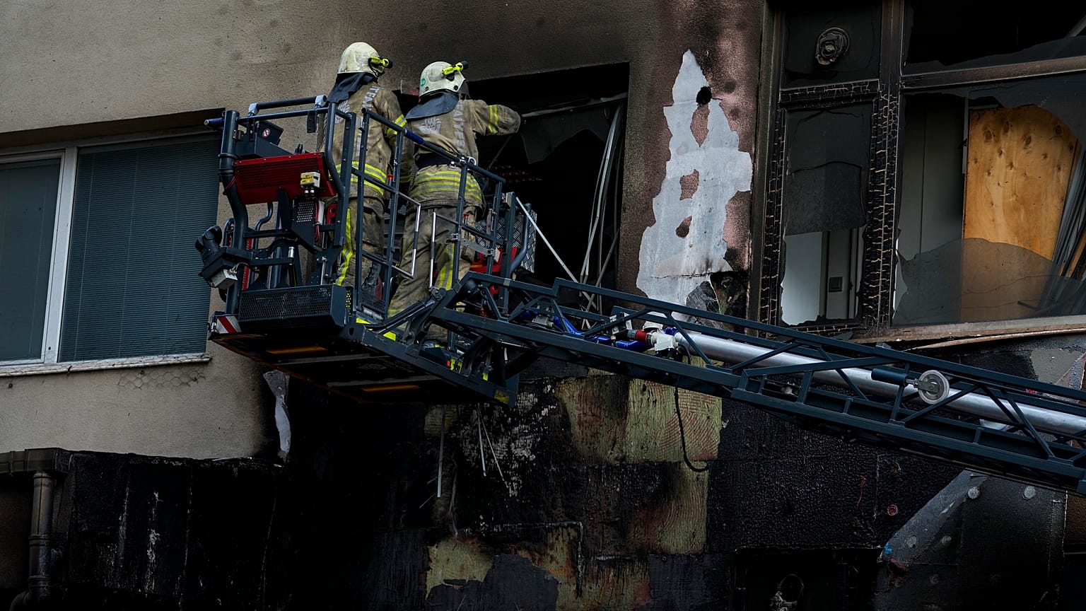 Equipos de emergencia este martes en Estambul tras el incendio