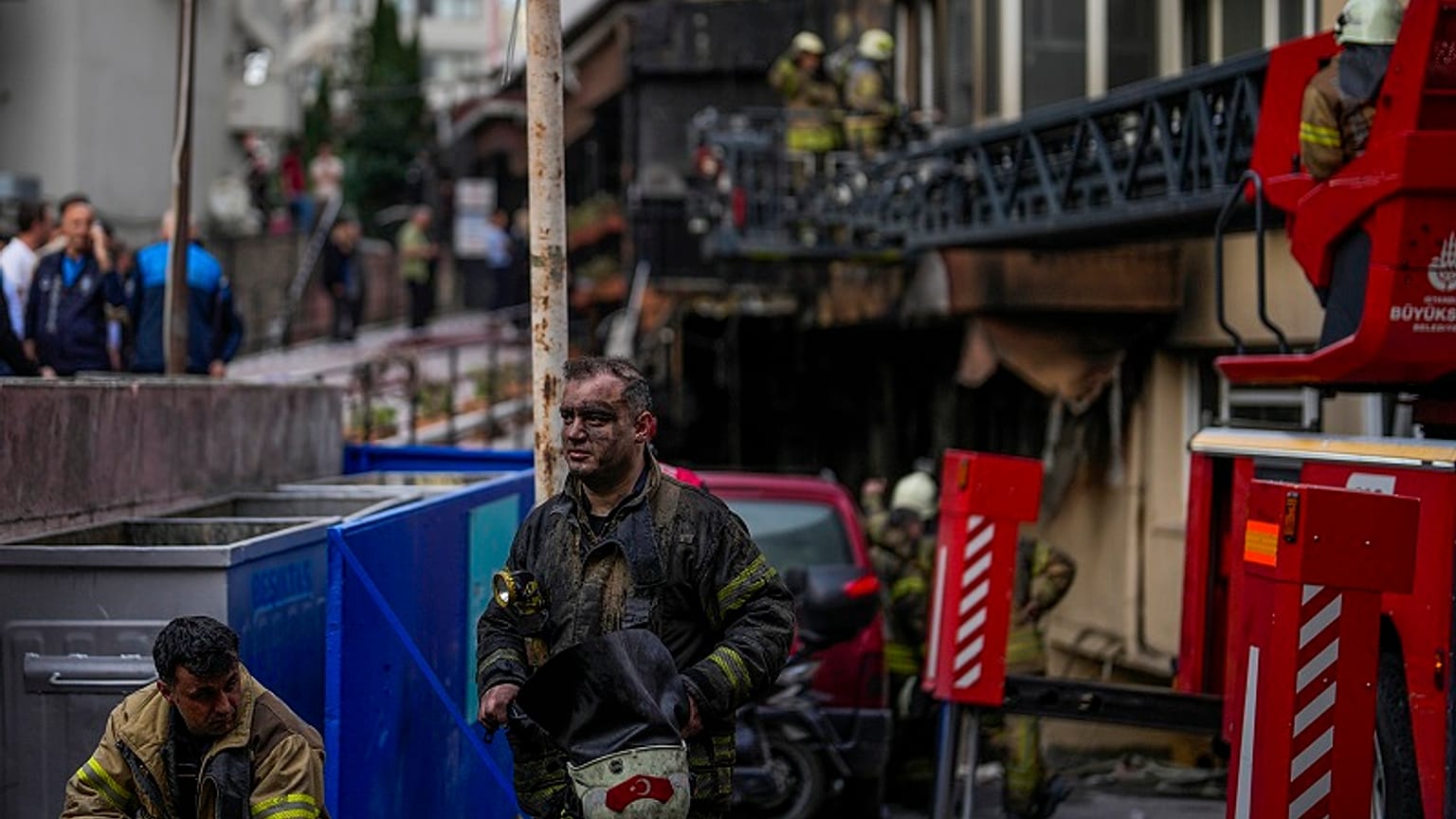 Los equipos de emergencia trabajan tras el incendio en una discoteca de Estambul, Turquía, que estaba siendo reformada sin permiso y que dejó al menos 29 muertos, 