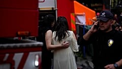 Zwei Frauen stehen mit Rettungskräften nach einem Brand in einem Nachtclub in Istanbul, Türkei, der ohne Genehmigung renoviert wurde und mindestens 29 Tote forderte, 2.4.2024.