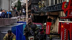 Los equipos de emergencia trabajan tras el incendio en una discoteca de Estambul, Turquía, que estaba siendo reformada sin permiso y que dejó al menos 29 muertos, 