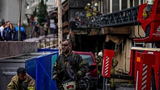 Los equipos de emergencia trabajan tras el incendio en una discoteca de Estambul, Turquía, que estaba siendo reformada sin permiso y que dejó al menos 29 muertos,