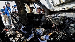 Persone ispezionano il luogo in cui sono stati uccisi i lavoratori della World Central Kitchen a Deir al-Balah, nella Striscia di Gaza, il 2 aprile 2024.