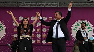 DEM Parti’den Van Büyükşehir Belediye Başkanı seçilen Abdullah Zeydan seçim çalışmalarında