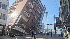 مبنى مائل إثر زلزال قوي ضرب تايوان