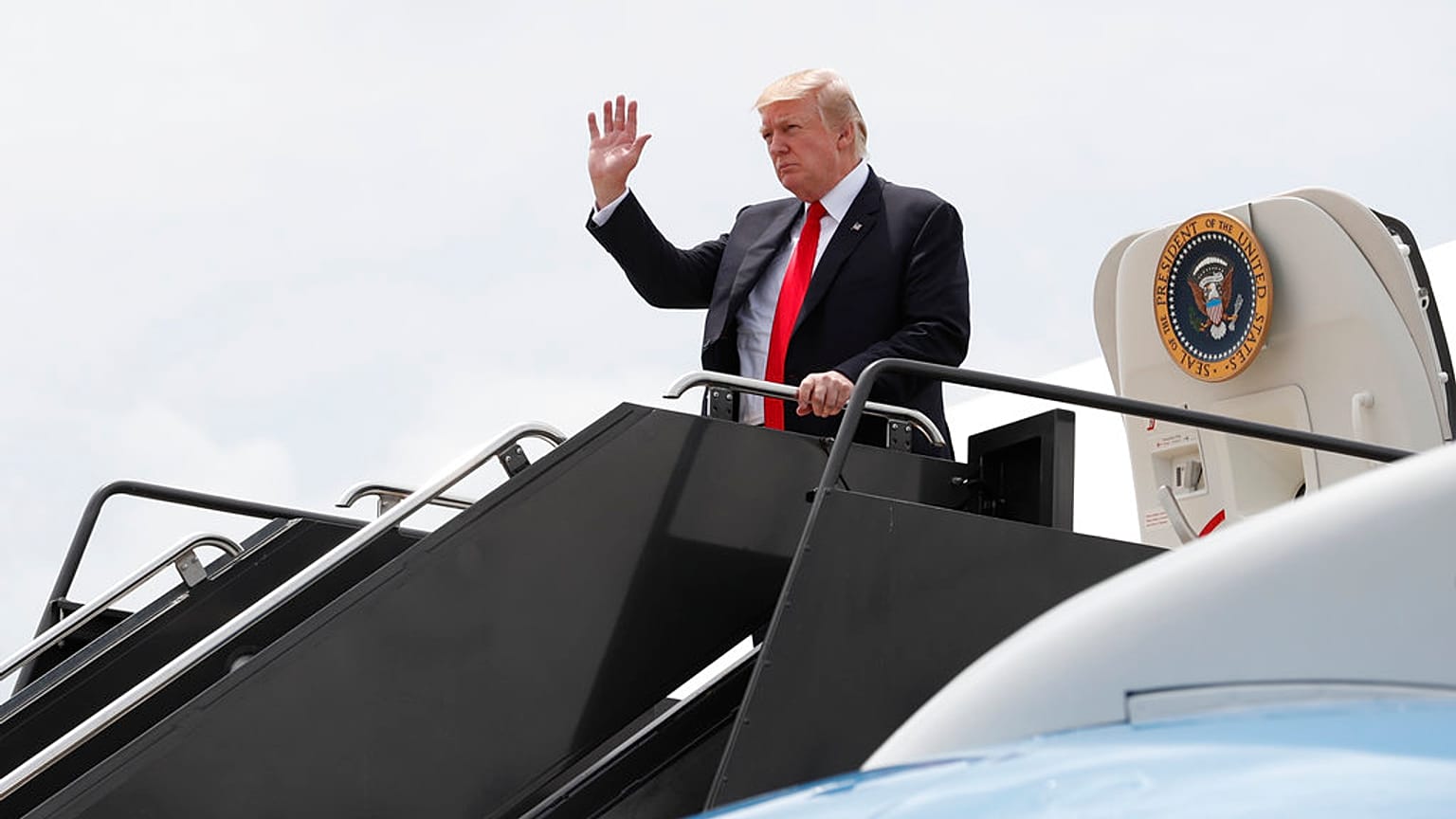 Trump beszállás előtt az Air Force One-ra