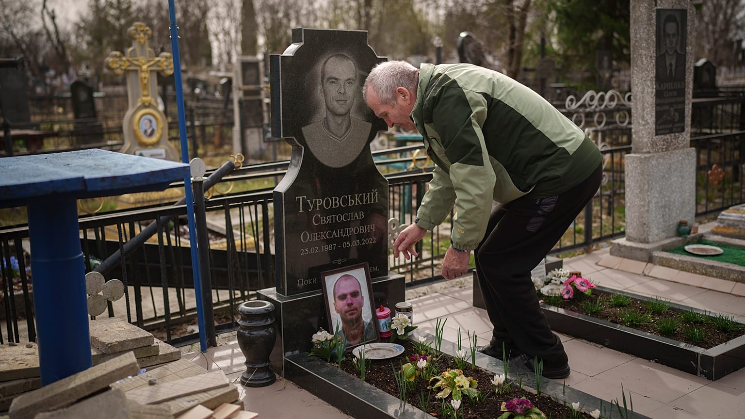 Oleksandr Turovskyi, dessen 35-jähriger Sohn Sviatoslav im März 2022 hingerichtet wurde, kümmert sich um das Grab. Bucha, 30. März 2024