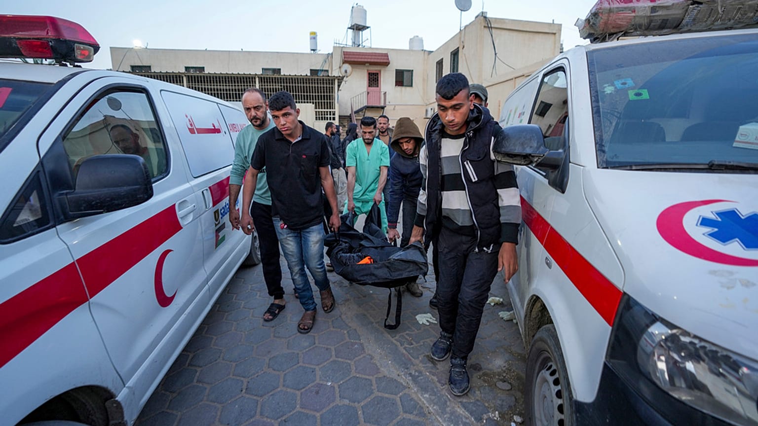 Traslado del cuerpo de uno de los voluntarios de World Central Kitchen fallecido tras el ataque de Israel. 