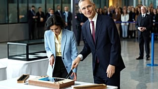 Генсек НАТО Йенс Столтенберг и глава МИДА Бельгии Хаджа Лахбиб разрезали праздничный торт в честь 75-й годовщины альянса, Брюссель, 2024 г.