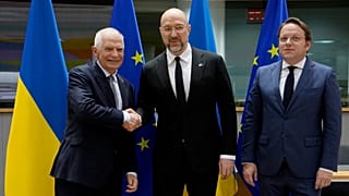 Верховный представитель Евросоюза по внешней политике и руководители стран-кандидатов на вступление в ЕС на фоне флага Украины