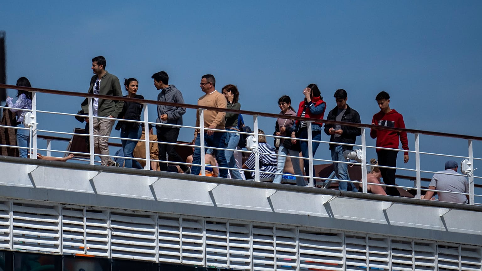 Οι επιβάτες φωτογραφίζονται στο κρουαζιερόπλοιο MSC Armony, που βρίσκεται ελλιμενισμένο στο λιμάνι της Βαρκελώνης, Ισπανία, Τετάρτη 3 Απριλίου 2024.
