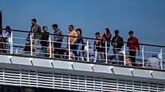 Os passageiros são fotografados no navio de cruzeiro MSC Armony, atracado no porto de Barcelona, Espanha, quarta-feira, 3 de abril de 2024.
