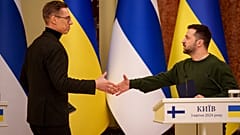 O Presidente finlandês e o homólogo ucraniano selaram o pacto de forma simbólica com um aperto de mãos após uma conferência de imprensa conjunta em Kiev