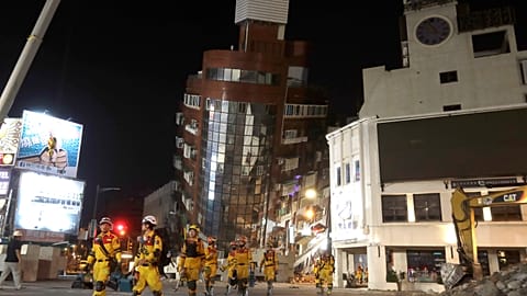 Los bomberos completan su misión y evacúan un edificio derrumbado durante una operación de rescate tras un terremoto en la ciudad de Hualien, en Taiwán, el miércoles.