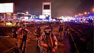 سربازان روسی روز شنبه، در نزدیکی محل کنسرت کروکوس