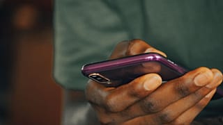 Uma pessoa num smartphone como uma nova aplicação que poderá fazer parte dos testes cognitivos para a demência.
