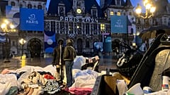 Der Pariser Rathausplatz wurde in der Morgendämmerung geräumt.