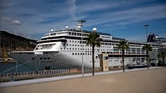 Die MSC-Armonia muss vorerst im Hafen von Barcelona bleiben.