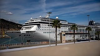 Die MSC-Armonia muss vorerst im Hafen von Barcelona bleiben.