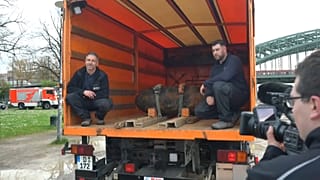 Imagen de dos de los trabajadores que han participado en la desactivación de una bomba de la II Guerra Mundial, que no explotó, hallada en Alemania.