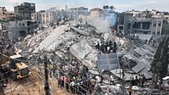 آثار الدمار الذي خلفته غارة إسرائيلية على مخيم النصيرات