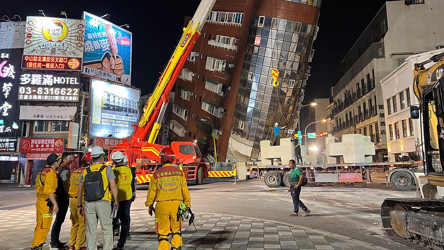 Rettungskräfte stehen nach einem Erdbeben in Hualien, Taiwan, am Mittwoch, 3. April 2024, in der Nähe eines schiefen Gebäudes.