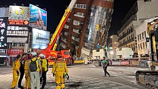 Rettungskräfte stehen nach einem Erdbeben in Hualien, Taiwan, am Mittwoch, 3. April 2024, in der Nähe eines schiefen Gebäudes.