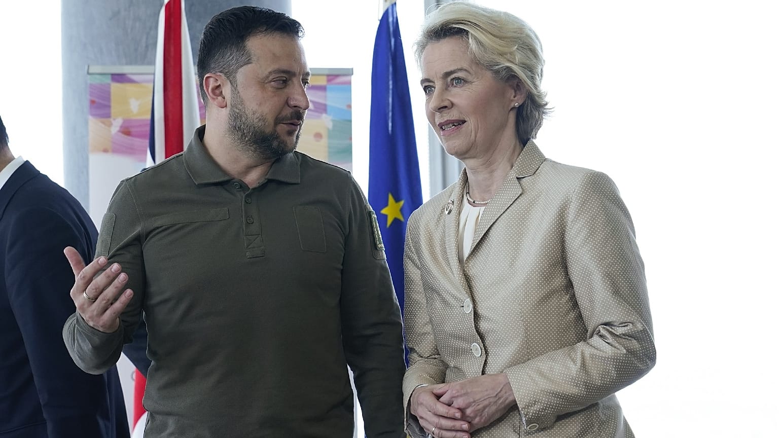 Ursula von der Leyen, présidente de la Commission européenne, et Volodymyr Zelenskyy, président de l'Ukraine, lors du sommet du G7 à Hiroshima, au Japon, le 21 mai 2023. 