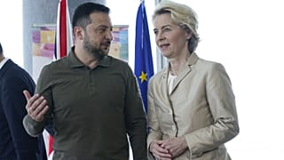 Ursula von der Leyen, az Európai Bizottság elnöke és Volodimir Zelenszkij ukrán elnök a G7-ek csúcstalálkozóján a japán Hirosimában 2023. május 21-én. 