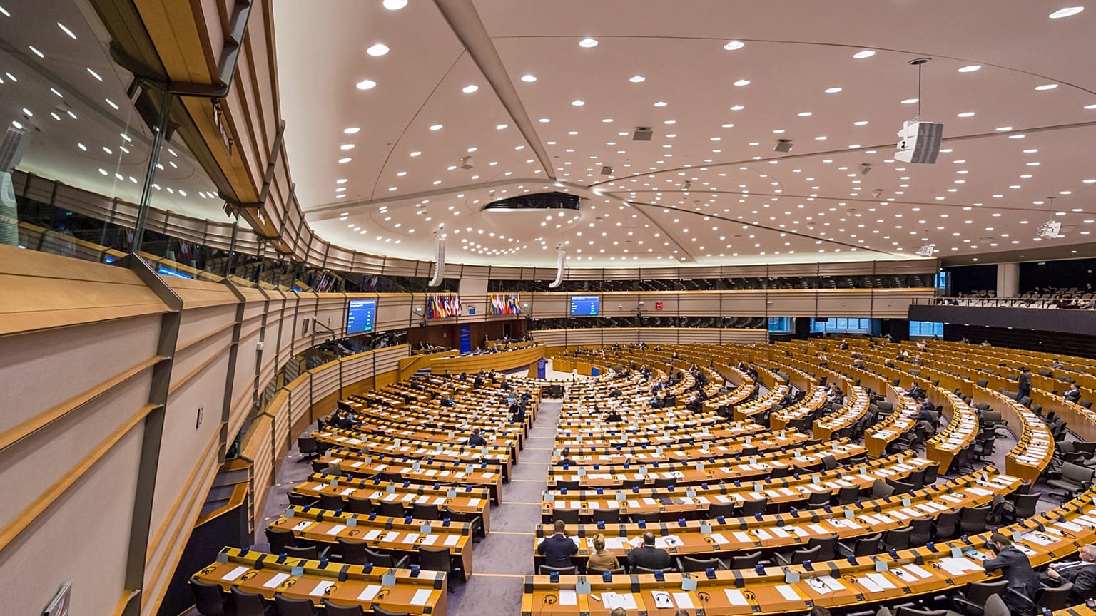 Des membres du Parlement européen discutent lors d'une session plénière à Bruxelles.