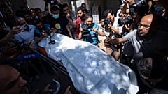 Miembros de World Central Kitchen transportan el cuerpo de una de las víctimas del ataque israelí, en la morgue de un hospital en Rafah el miércoles 