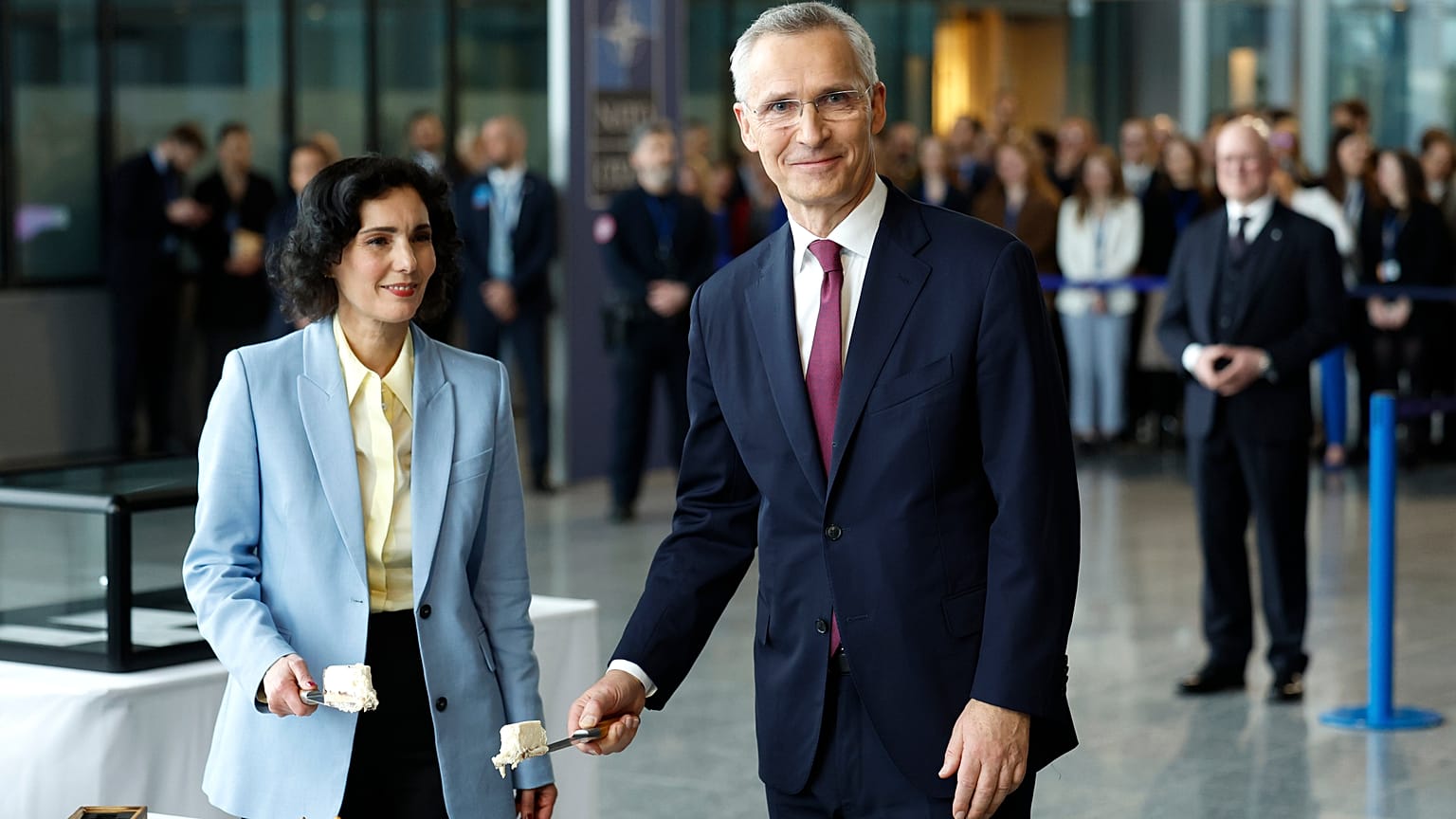 الأمين العام لحلف شمال الأطلسي ينس ستولتنبرغ ووزيرة الخارجية البلجيكية الحاجة لحبيب يقطعان كعكة في الذكرى 75 لتأسيس الناتو. 2024/04/04