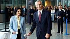 الأمين العام لحلف شمال الأطلسي ينس ستولتنبرغ ووزيرة الخارجية البلجيكية الحاجة لحبيب يقطعان كعكة في الذكرى 75 لتأسيس الناتو. 2024/04/04