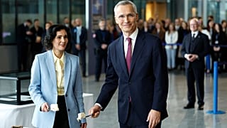 الأمين العام لحلف شمال الأطلسي ينس ستولتنبرغ ووزيرة الخارجية البلجيكية الحاجة لحبيب يقطعان كعكة في الذكرى 75 لتأسيس الناتو. 2024/04/04